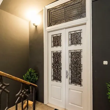 Carpathia Apartment *